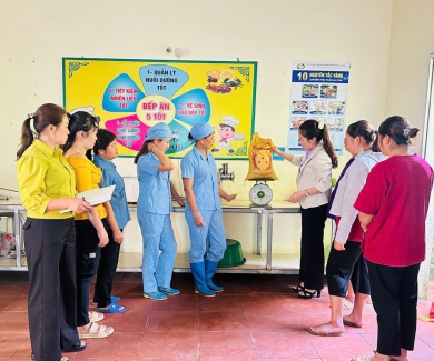 Trường Mầm non Đồng Tiến tăng cường công tác kiểm tra bếp ăn, đảm bảo an toàn thực phẩm cho trẻ